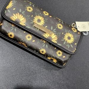 No Boundaries Women's Flap Crossbody Bag, Black Sunflower